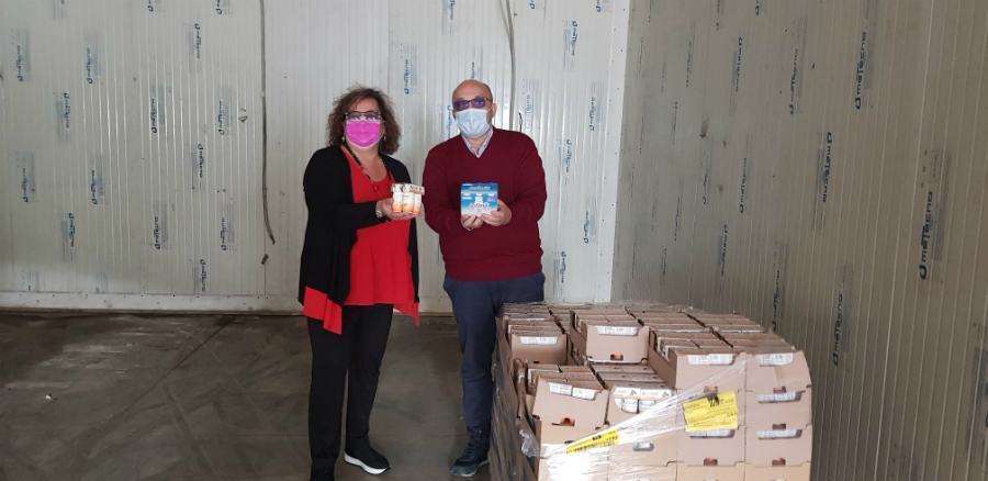 la presidente di federanziani Brunella Stancato al banco alimentari