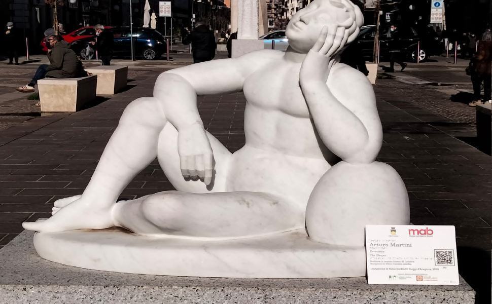 la prima targa apposta sulla prima scultura del MAB