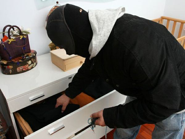 Sei persone a volto scoperto rapinano una villa a Rossano 191 ladro casa
