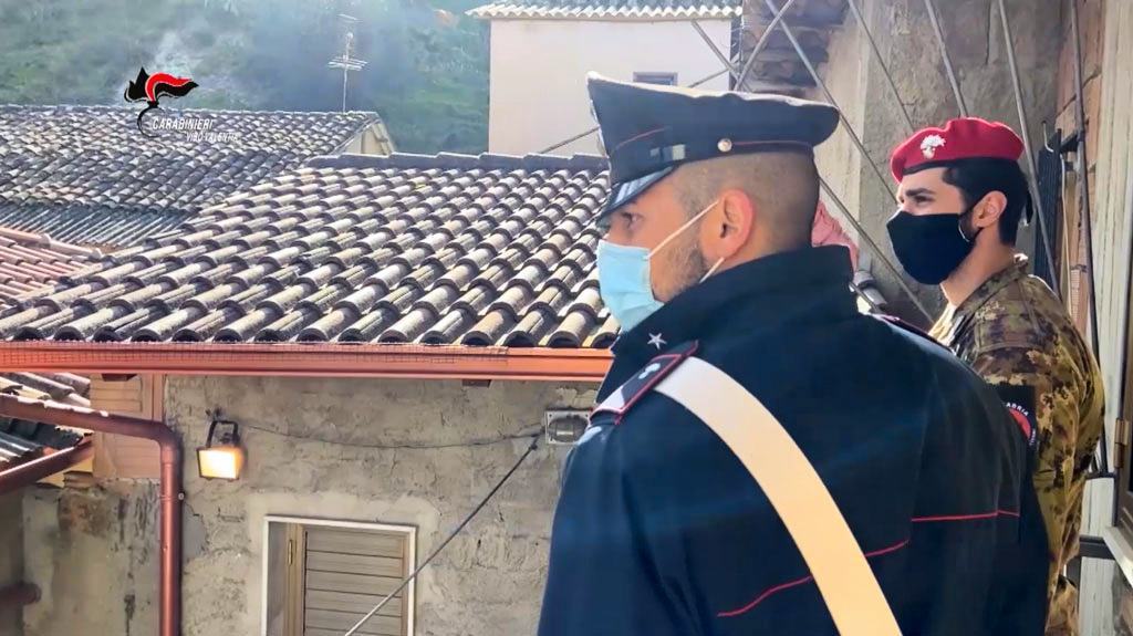 Tenta una rocambolesca fuga sui tetti, arrestato latitante. Era ricercato da novembre 51 latitante fuga sui tetti