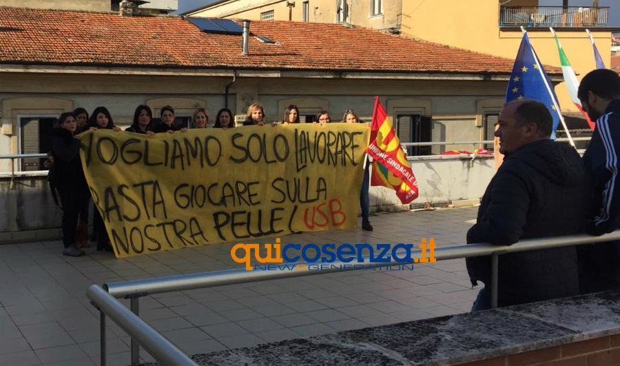 lavoratori SEATT tetto azienda ospedaliera Cosenza 01