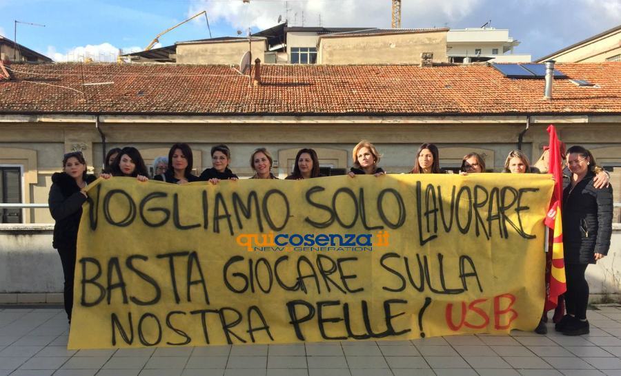 lavoratori SEATT tetto azienda ospedaliera Cosenza 02