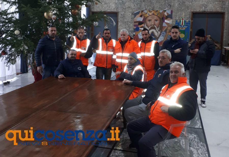 Lavoratori delle Cooperative di tipo B occupano il Comune di Cosenza 51 lavoratori coopB