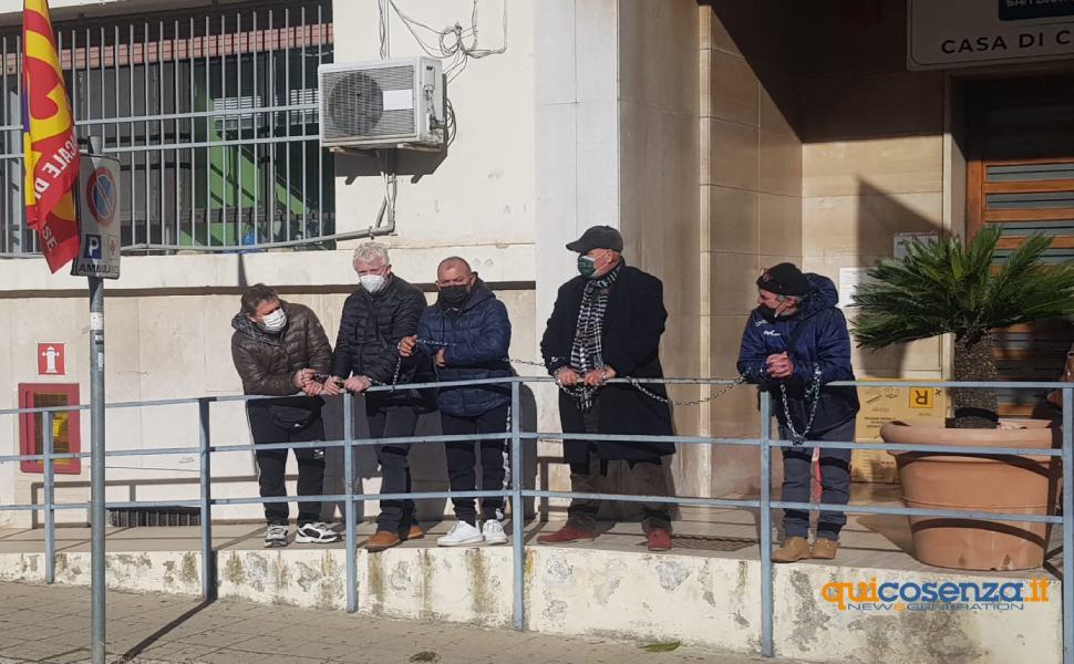 San Bartolo-Misasi, esito negativo dall'incontro per scongiurare i licenziamenti 2 lavoratori san bartolo cosenza incatenati 04