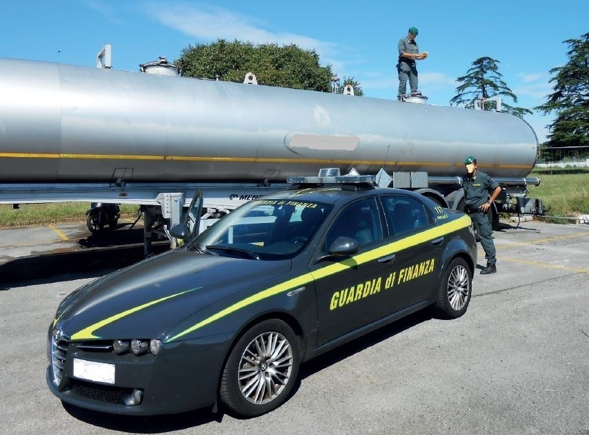 Contrabbando di prodotti petroliferi in Calabria, due denunce 51 lembo