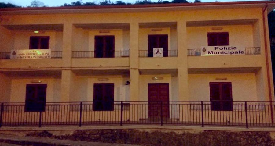 "Mendicino Guarda Avanti" contro il sindaco: «assegnazione illegittima dei locali alle associazioni» 51 locali mendicino prot civ polizia municipale