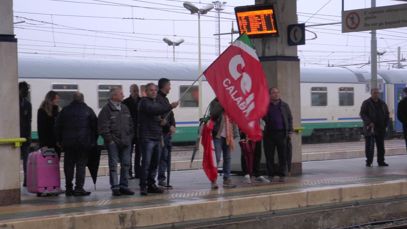 Lavoratori pronti ad occupare i binari della ferrovia bloccati dall'antisommossa 51 lsu occupano binari 4