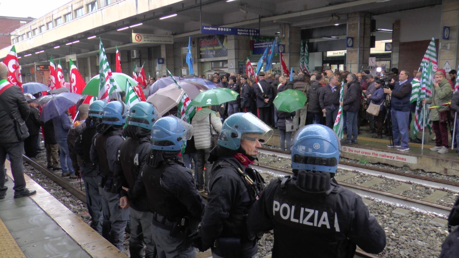 lsu occupano binari 8