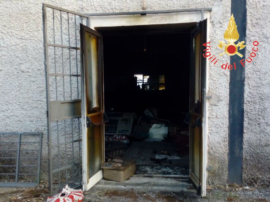 magazzino mercatino usato distrutto da incendio