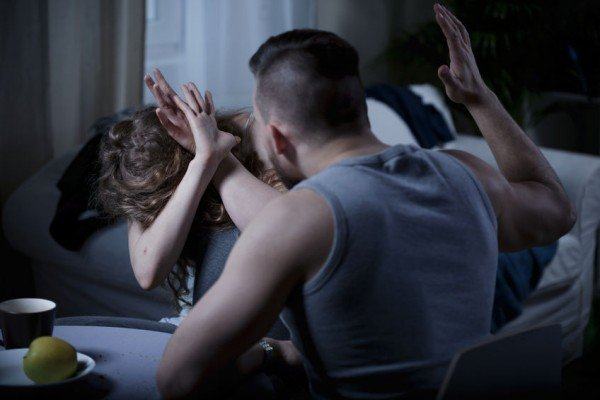 Minaccia di sfregiarle il volto con l'olio bollente, arrestato 39enne 51 maltrattamenti famiglia 1