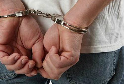 Ricercato per diversi reati, giovane incensurato si costituisce ai Carabinieri 53 manette