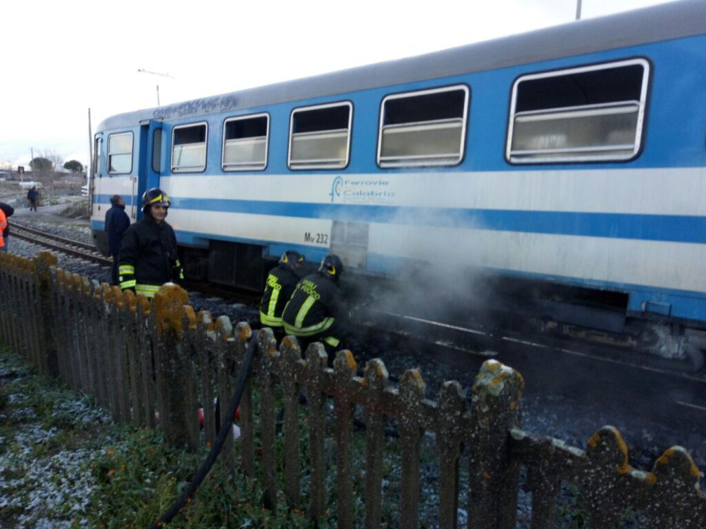 In fiamme treno carico di studenti partito da Rogliano 3 mangone3