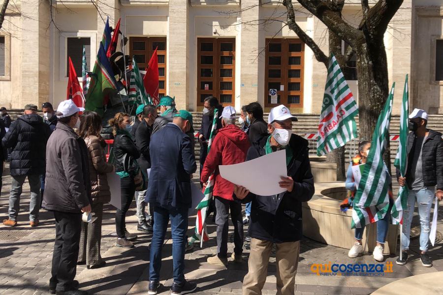 Cosenza, lavoratori stagionali agricoli: "esclusi dai ristori, Governo dia un segnale" 74 manifestazione cosenza lavoratori agricoli stagionali 03