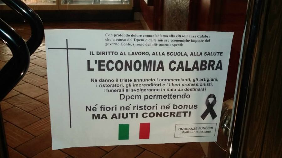 Calabria zona rossa, sulle serrande 'manifesti funebri' per la morte dell'economia 55 manifesto funebre protesta zona rossa morte calabria economia