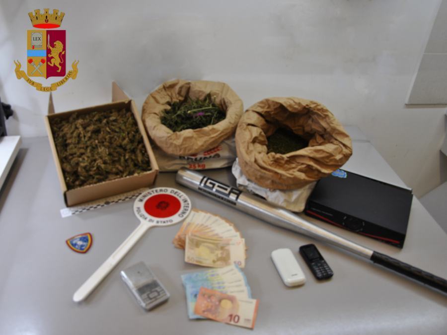 Cosenza, bloccato mentre estorceva denaro e beccato con oltre 8 chili di droga 62 marijuana 22