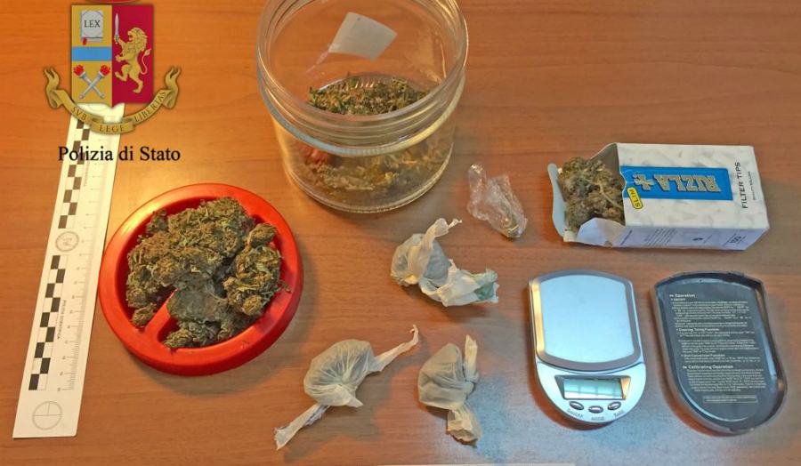 Marijuana, soldi e bilancino, arrestato 37enne 51 marijuana polizia 1