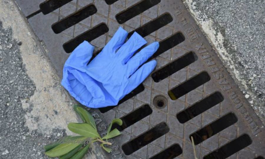 Guanti e mascherine gettati per strada, si moltiplicano le segnalazioni 53 mascherine terra
