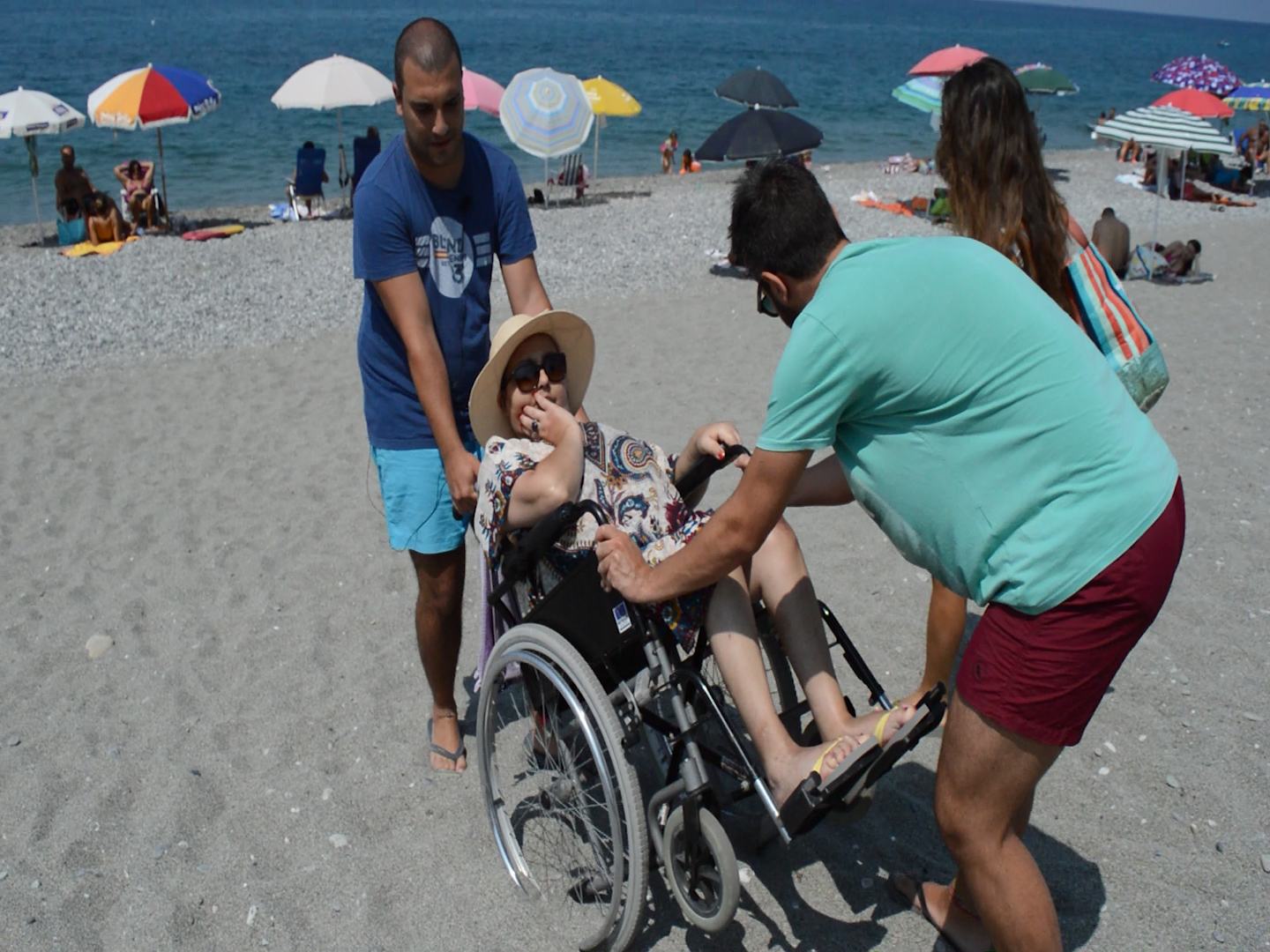 Mare amaro. Niente passerella: difficile per una disabile scendere in spiaggia 74 master aufitorium.00 00 12 18.Immagine008