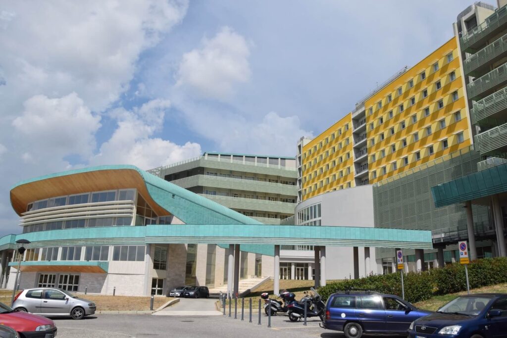 Mater Domini, Zuccatelli: "utilizzare un padiglione per casi Covid". Rettore: "richiesta irrazionale" 1 materdomini 6