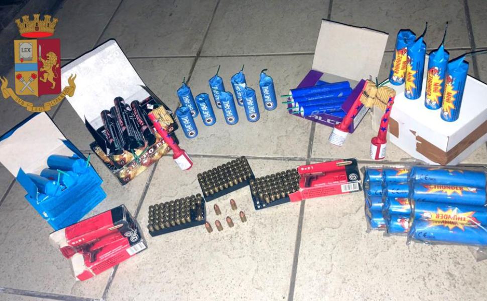 Dieci ordigni micidiali, munizioni e botti vietati: un arresto 51 Dieci ordigni micidiali, munizioni e botti vietati: un arresto