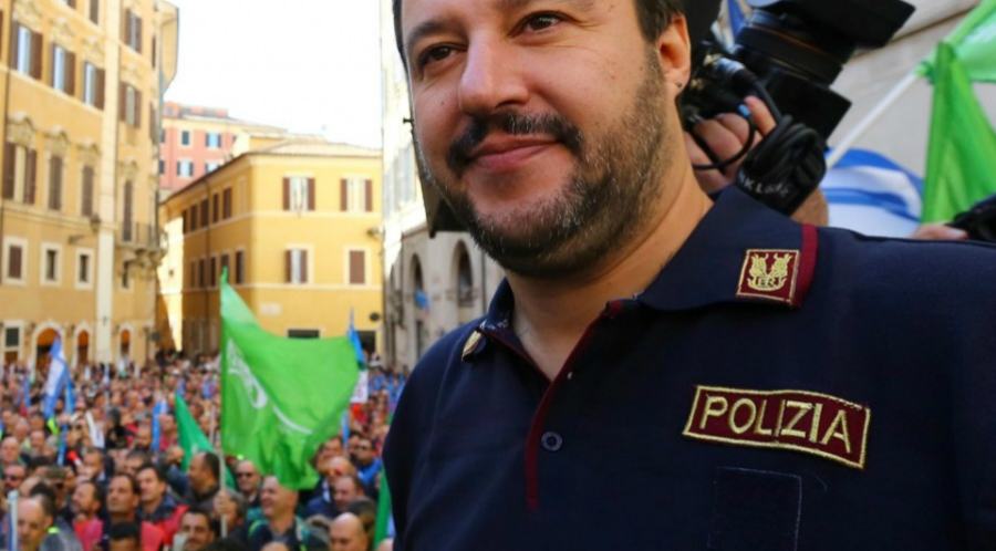 matteo salvini maglia polizia