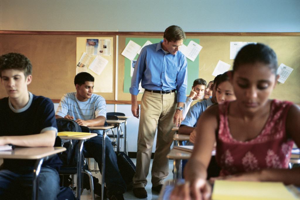 Professore tenta approccio sessuale con studentesse delle scuole medie 51 media 1