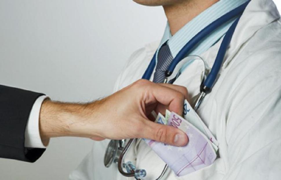 Sanità, per curarsi spese catastrofiche per 630mila famiglie 59 medici corrotti dalle case farmaceutiche