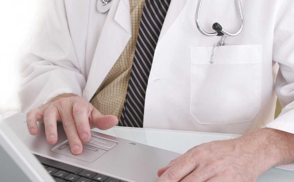 Cardiologo si spacciava per ginecologo e abusava delle pazienti filmandole 51 medico pc