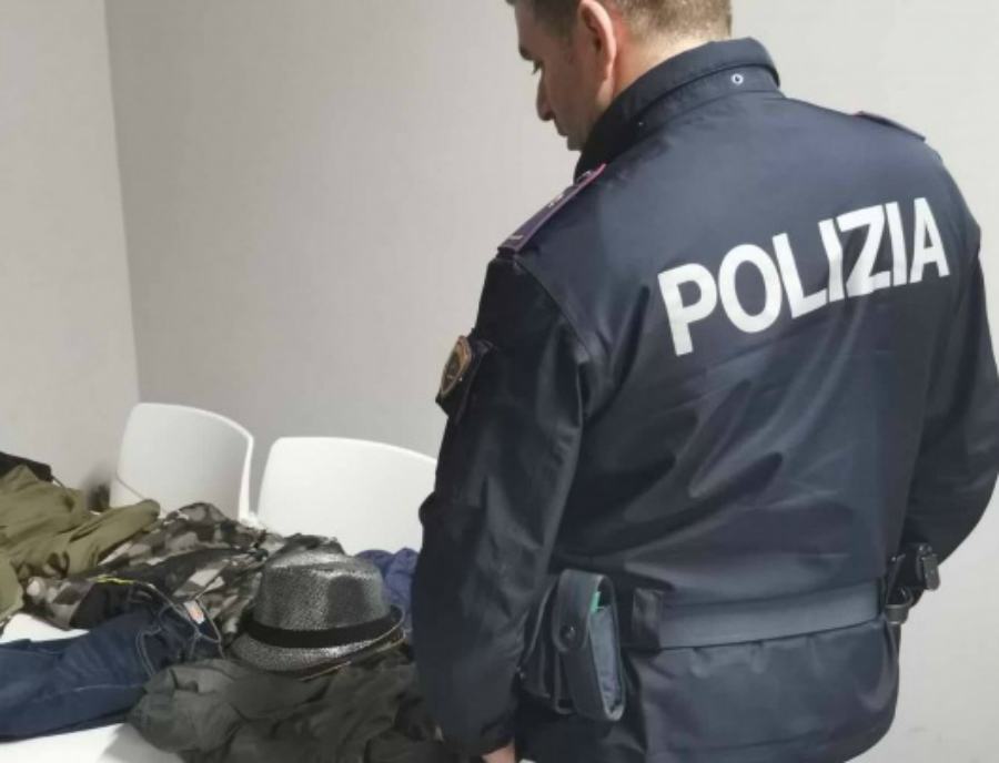 Oltre 5mila capi di abbigliamento di marca rubati: arrestato 45enne cosentino 51 merce rubata