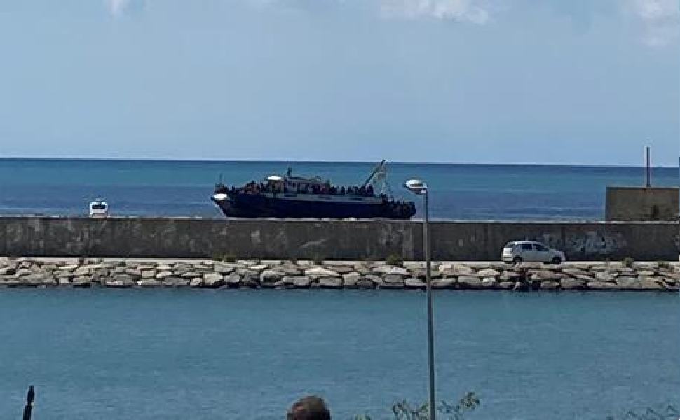Barcone troppo grande per sbarcare. 500 migranti in attesa di un porto in Calabria 51 migranti 1 3