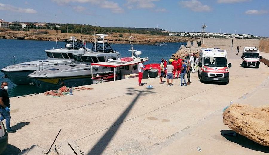 migranti Crotone soccorso