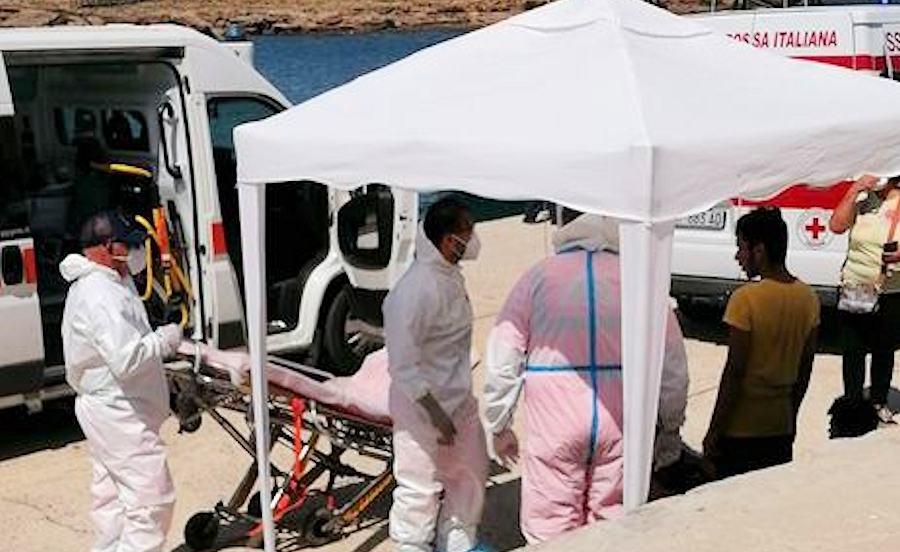 Migranti positivi al Covid-19 fuggiti dal Cara, uno è stato rintracciato 51 migranti Crotone soccorso2 1