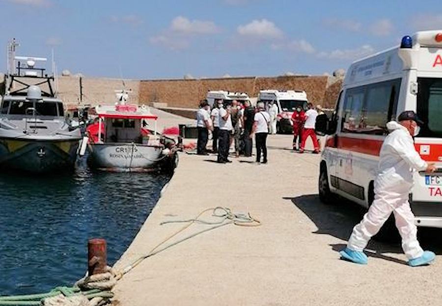 migranti Crotone soccorso3