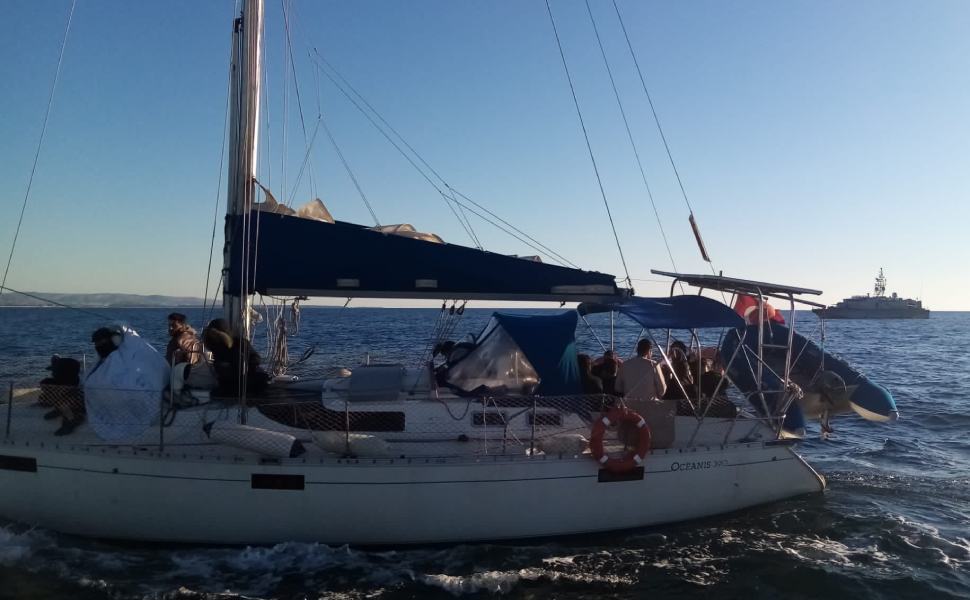 Immigrazione clandestina, bloccate due imbarcazioni 51 migranti barca a vela 01