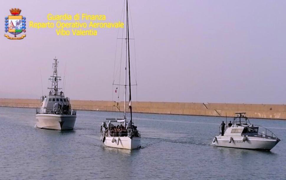 In barca a vela e dalla Turchia. Oltre 500 i migranti arrivati in Calabria solo a giugno 51 migranti barca a vela1