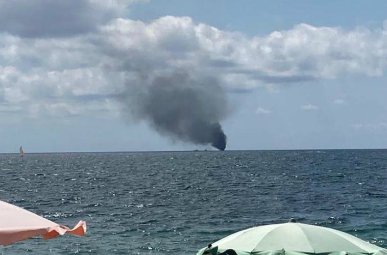 migranti barca fuoco