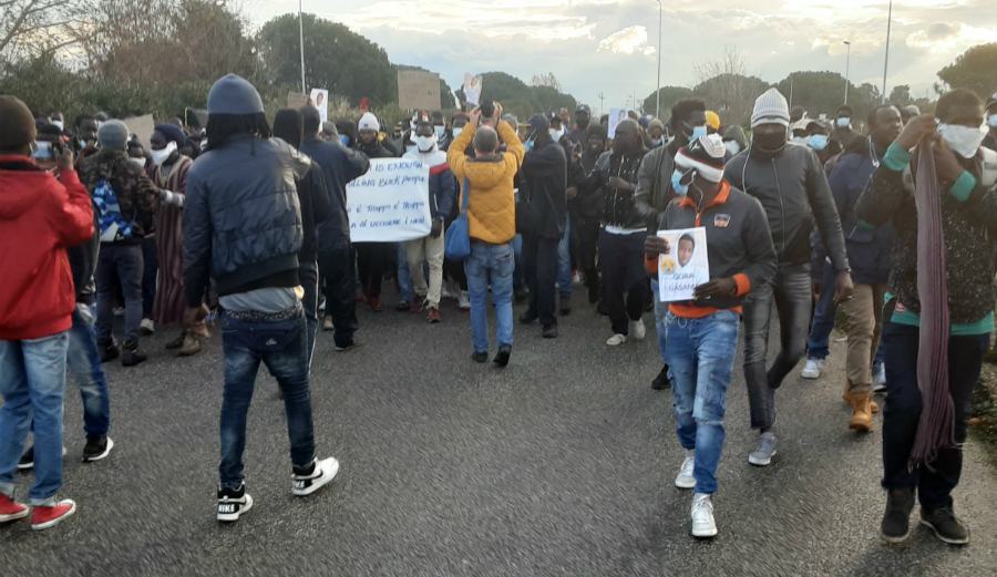 Bracciante ucciso da un'auto, migranti San Ferdinando: "Non siamo braccia ma uomini" 51 migranti braccianti san ferdinando sciopero