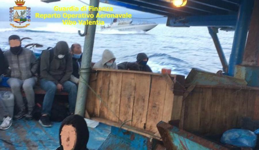 Nella notte giunti 93 migranti a bordo di due imbarcazioni. Scafisti sono ucraini 53 migranti capocolonna Gdf 01