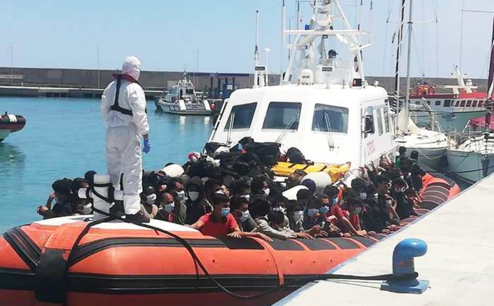 Migranti intercettati su un peschereccio, sbarcano in 150: tra di loro anche minori 51 migranti roccella minori sbarco 3