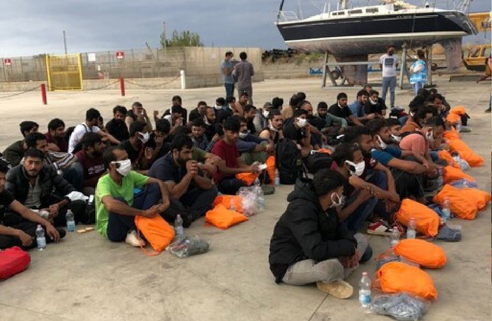 Dossier Caritas-Migrantes: immigrati cinque volte più poveri degli italiani 65 migranti roccella