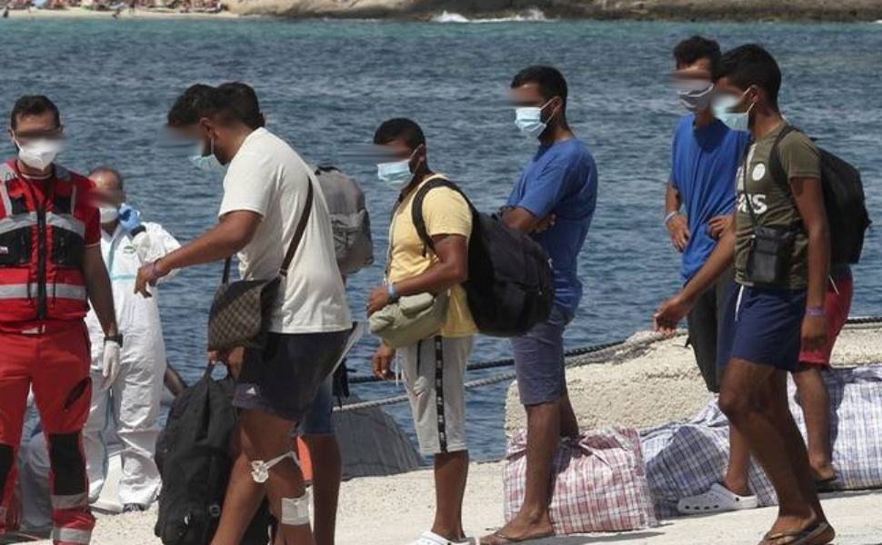 Migranti: un centinaio di persone trovate sulla spiaggia a Crotone 51 migranti sbarco 3