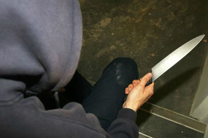 Minaccia la madre con un coltello: denunciato giovane 25enne 51 minaccia con coltello
