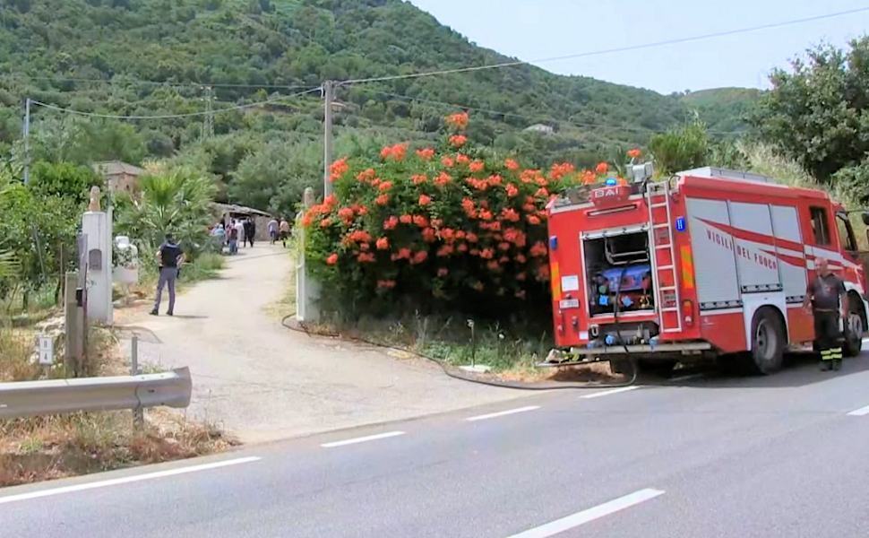 minaccia di darsi fuoco