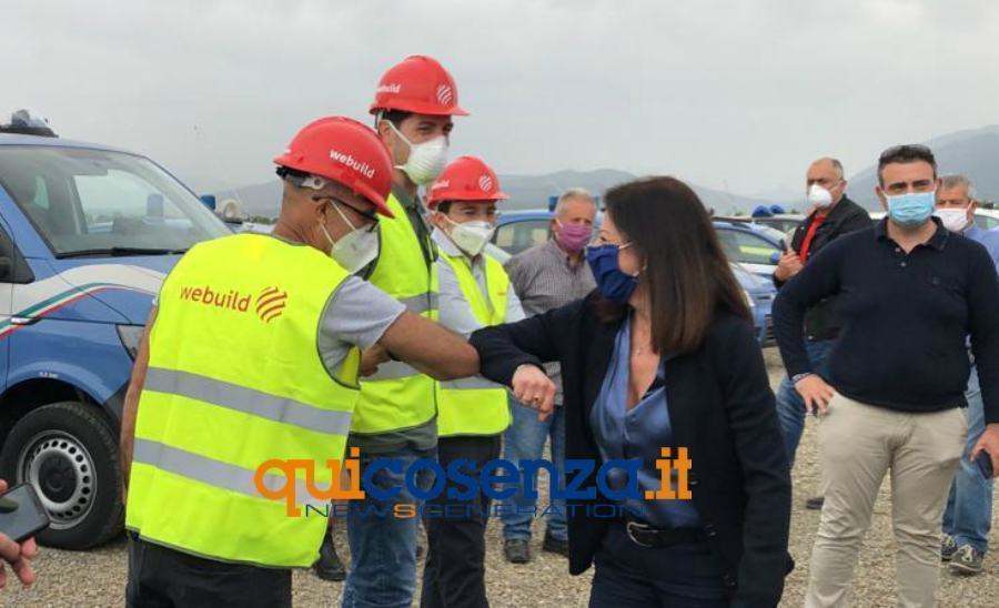 ministro de micheli saluta operai ANAS