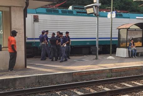 Migranti minori nascosti in stazione, duecento euro a testa per essere trasferiti 203 minori eritrei migranti