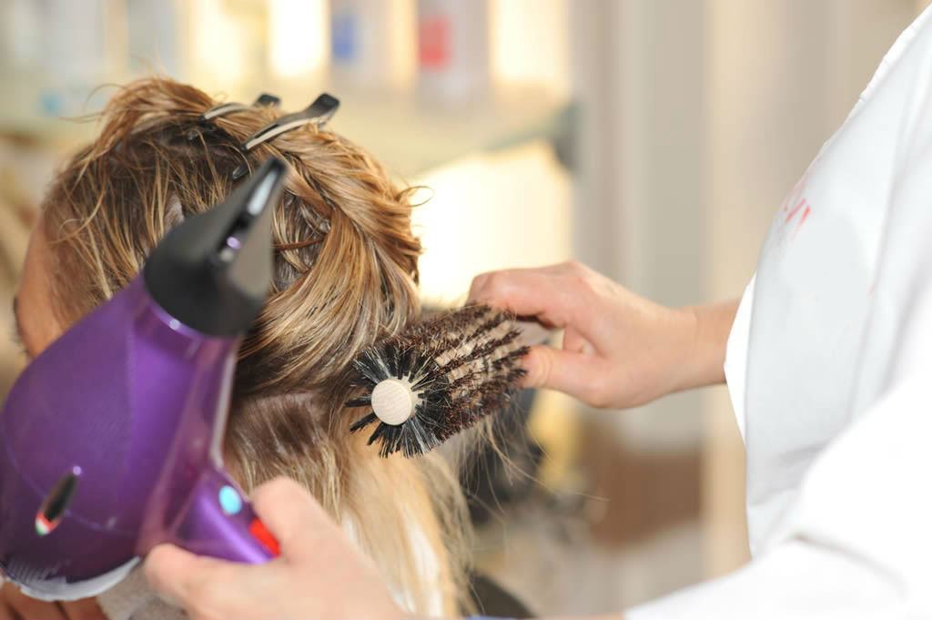Incontra l'ex moglie dal parrucchiere, la minaccia e le ruba il telefono 51 moncalvo parrucchiere donna 1024x681 1