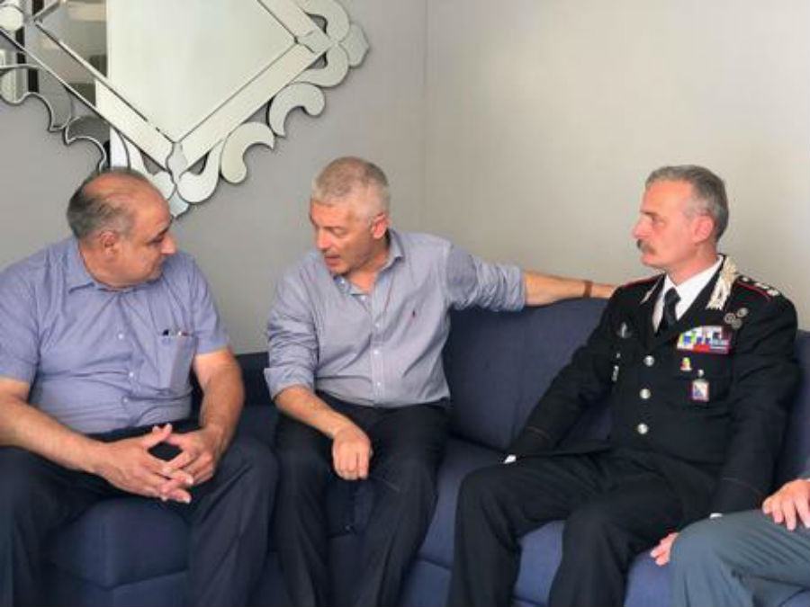 morra incontra commerciante