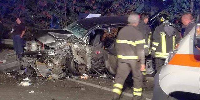 Perde il controllo dell'auto sulla 'strada della morte' e finisce in una scarpata (Foto) 59 morto incidente statale 106 crotone