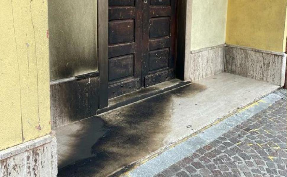 Fiamme al portone del Municipio, intimidazione nella "zona rossa" 51 municipio 1