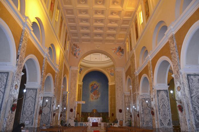 Crollata parte del soffitto del Duomo, calcinacci danneggiano altare 197 navata centrale